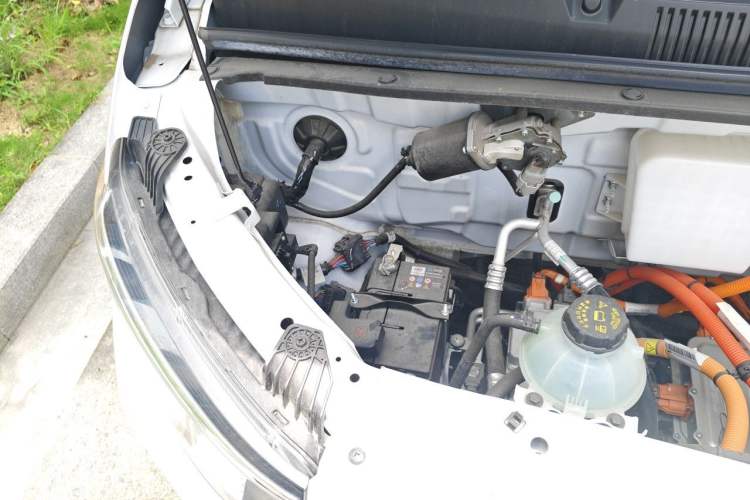 Used Wuling Yangguang 2024 300KM Comfort Version Passenger Van 75kW Engine Bay Right