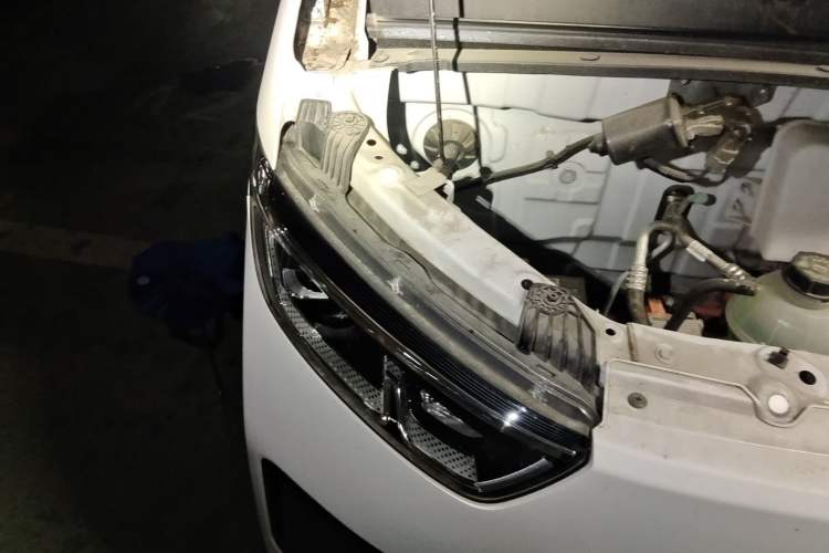 Used Wuling Yangguang 2024 300KM Comfort Version Passenger Van 75kW Engine Bay Right