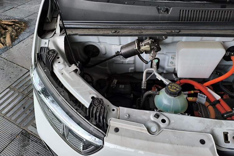 Used Wuling Yangguang 2024 300KM Comfort Version Passenger Van 75kW Engine Bay Right