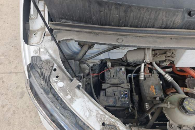 Used Wuling Yangguang 2024 300km Range Practical Window-Sealed Version 60kW Engine Bay Right