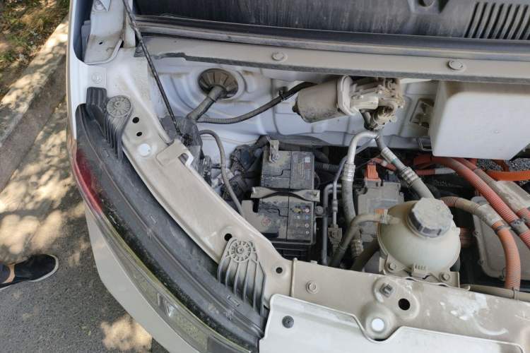 Used Wuling Yangguang 2024 300km Range Practical Window-Sealed Version 60kW Engine Bay Right