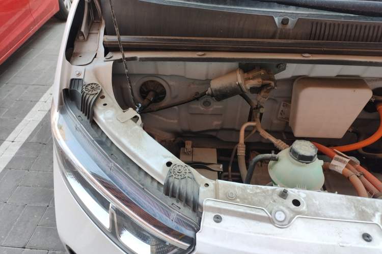 Used Wuling Yangguang 2024 300km Comfort-Grade Passenger Van 60kW Engine Bay Right