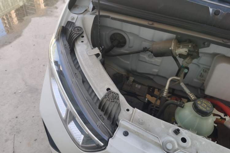 Used Wuling Yangguang 2024 300KM Comfort Version Passenger Van 75kW Engine Bay Right