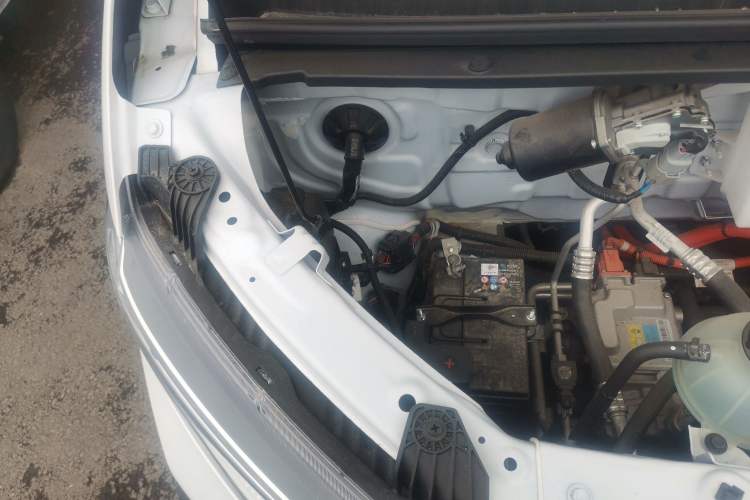 Used Wuling Yangguang 2024 300km Comfort-Grade Passenger Van 60kW Engine Bay Right