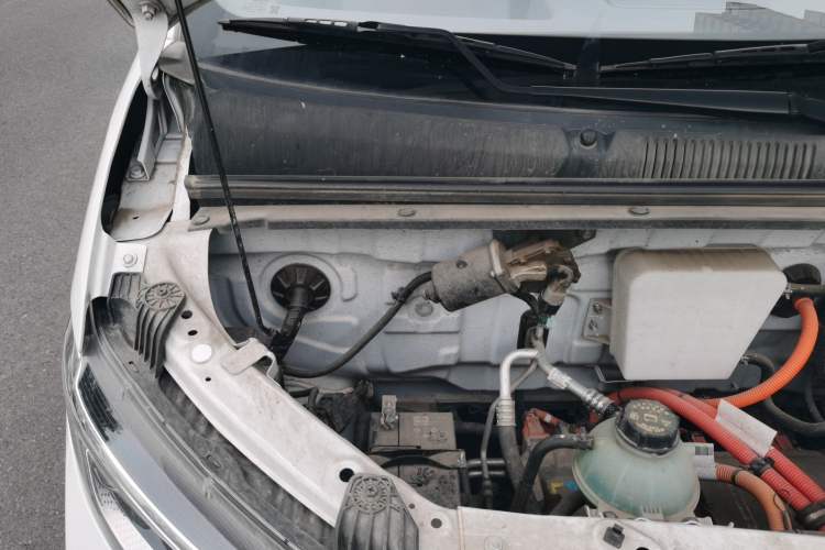 Used Wuling Yangguang 2024 300KM Comfort Version Passenger Van 75kW Engine Bay Right