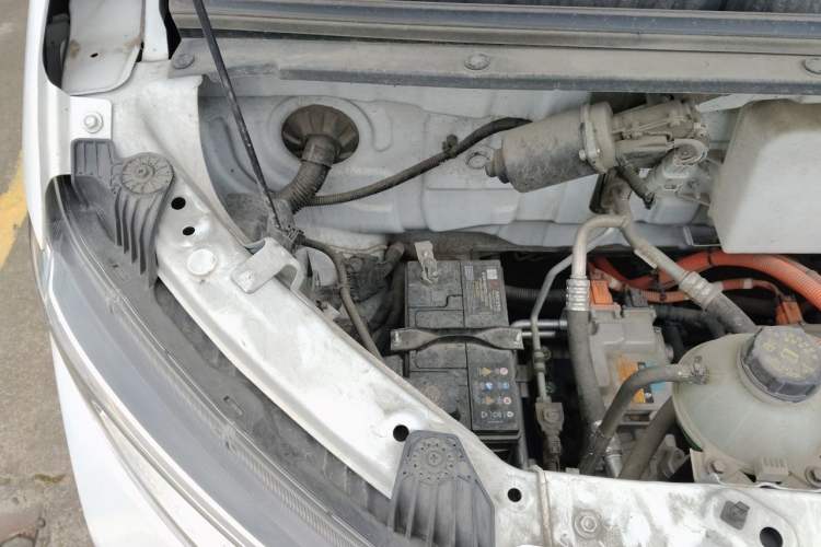Used Wuling Yangguang 2024 300km Comfort Version with Sealed Windows 60kW Engine Bay Right