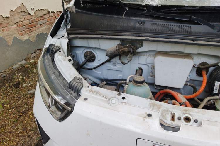 Used Wuling Yangguang 2024 300KM Comfort Version Passenger Van 75kW Engine Bay Right