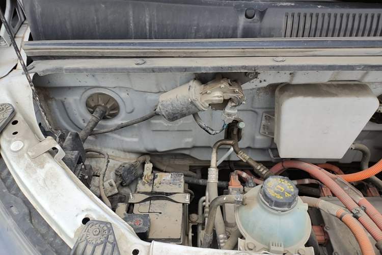 Used Wuling Yangguang 2024 300km Comfort-Grade Passenger Van 60kW Engine Bay Right