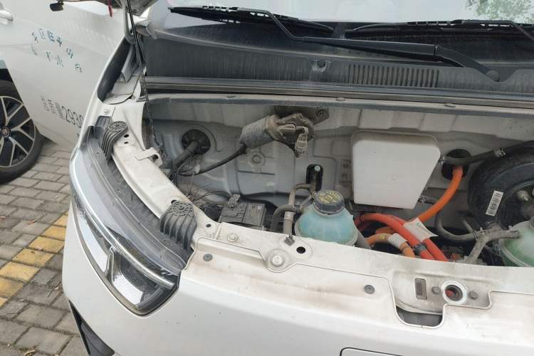 Used Wuling Yangguang 2024 300km Comfort Version with Sealed Windows 60kW Engine Bay Right
