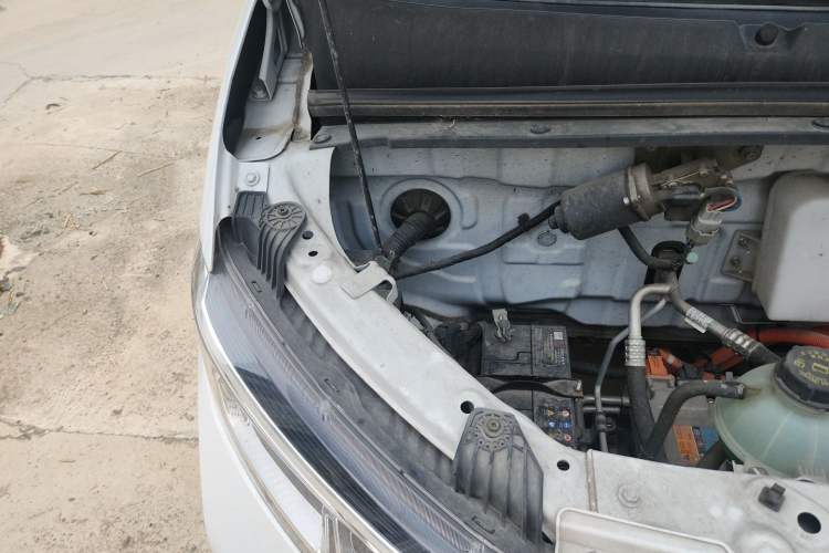 Used Wuling Yangguang 2024 300km Range Practical Window-Sealed Version 60kW Engine Bay Right