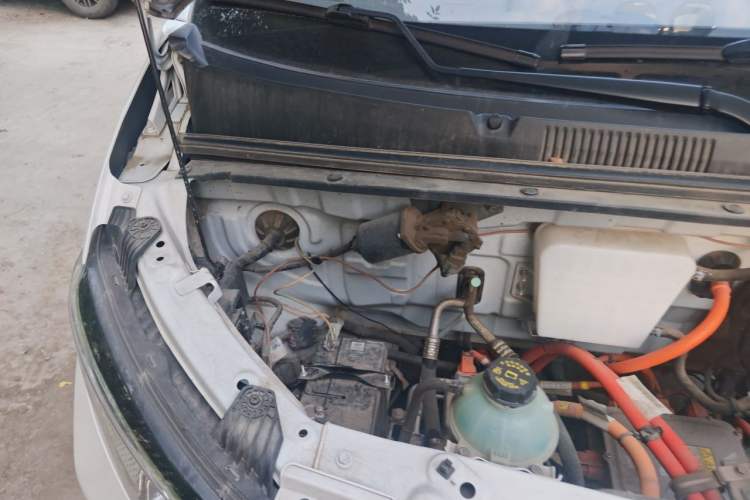 Used Wuling Yangguang 2024 300KM Comfort Version Passenger Van 75kW Engine Bay Right