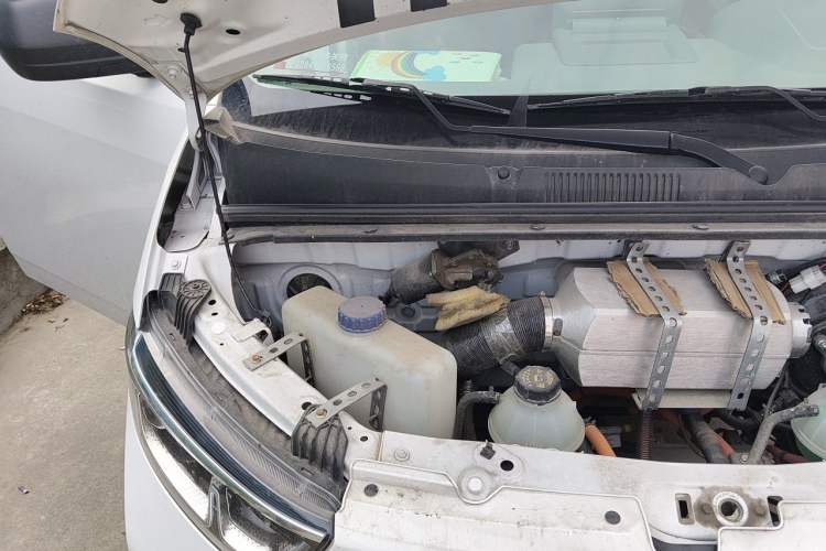 Used Wuling Yangguang 2024 300km Comfort-Grade Passenger Van 60kW Engine Bay Right