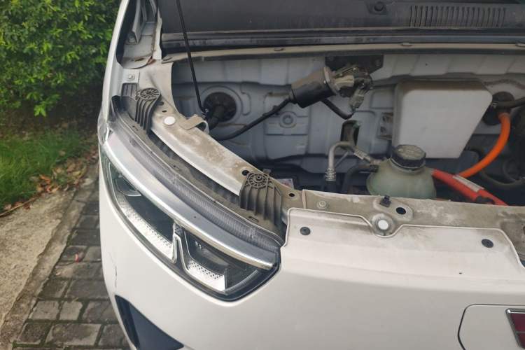 Used Wuling Yangguang 2024 300km Comfort-Grade Passenger Van 60kW Engine Bay Right