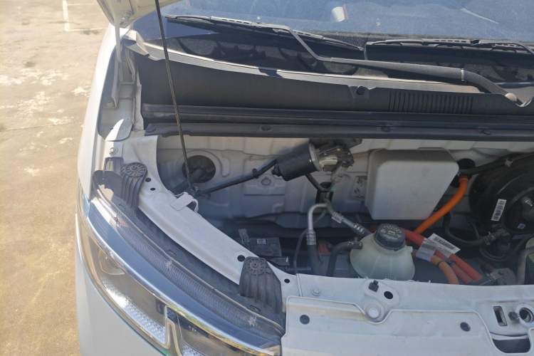 Used Wuling Yangguang 2024 300km Comfort-Grade Passenger Van 60kW Engine Bay Right
