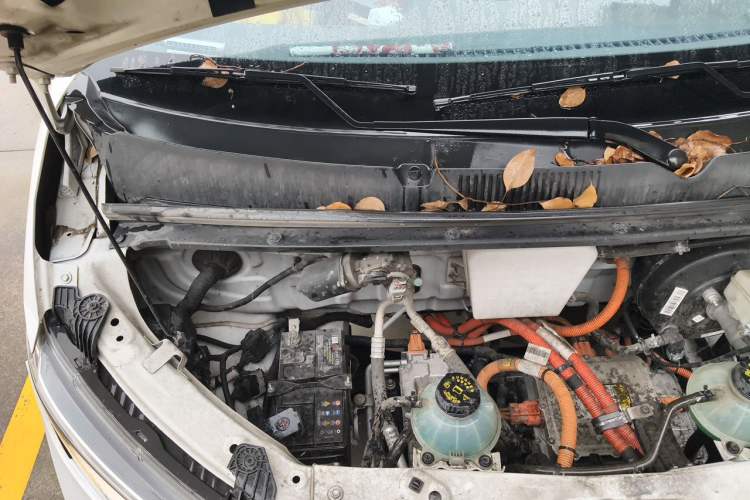 Used Wuling Yangguang 2024 300km Range Practical Window-Sealed Version 60kW Engine Bay Right