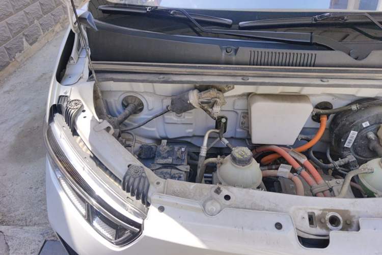 Used Wuling Yangguang 2024 300km Range Practical Window-Sealed Version 60kW Engine Bay Right