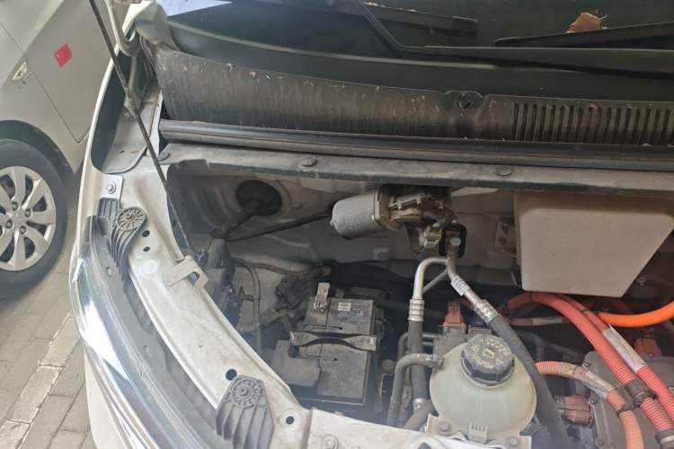 Used Wuling Yangguang 2024 300km Comfort-Grade Passenger Van 60kW Engine Bay Right