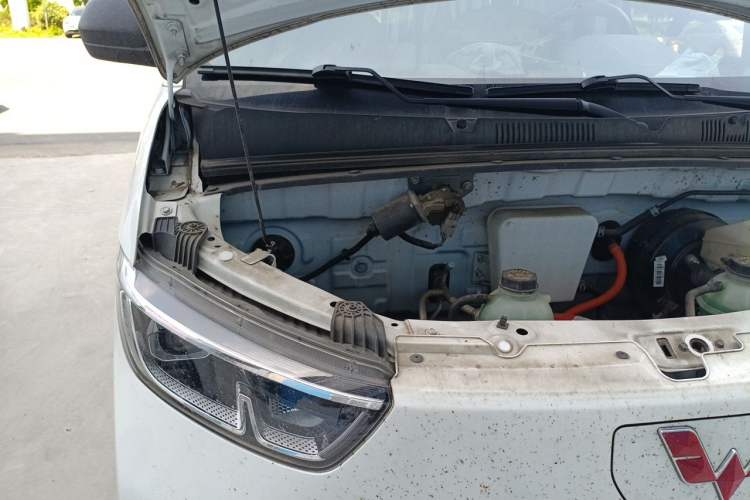 Used Wuling Yangguang 2024 300KM Comfort Version Passenger Van 75kW Engine Bay Right
