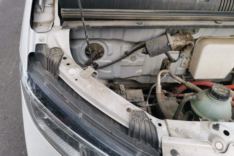 Used Wuling Yangguang 2024 300KM Comfort Version Passenger Van 75kW Engine Bay Right