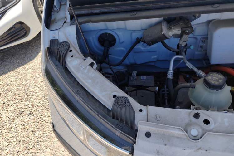 Used Wuling Yangguang 2024 300km Comfort-Grade Passenger Van 60kW Engine Bay Right