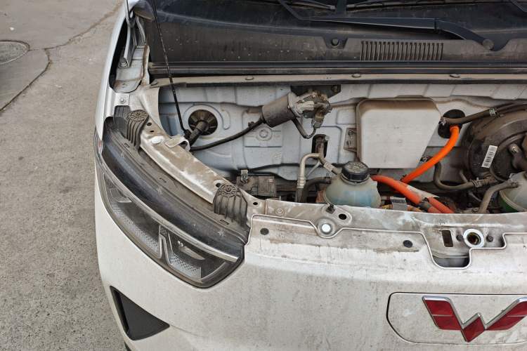 Used Wuling Yangguang 2024 300km Range Practical Window-Sealed Version 60kW Engine Bay Right