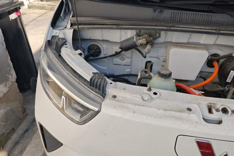 Used Wuling Yangguang 2024 300km Comfort-Grade Passenger Van 60kW Engine Bay Right