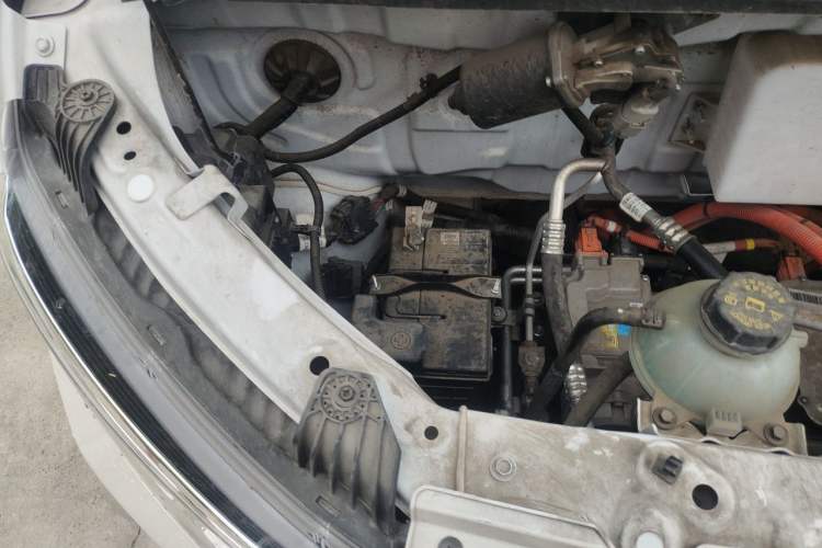 Used Wuling Yangguang 2024 300KM Comfort Version Passenger Van 75kW Engine Bay Right