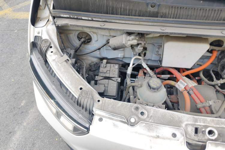 Used Wuling Yangguang 2024 300km Comfort Version with Sealed Windows 60kW Engine Bay Right