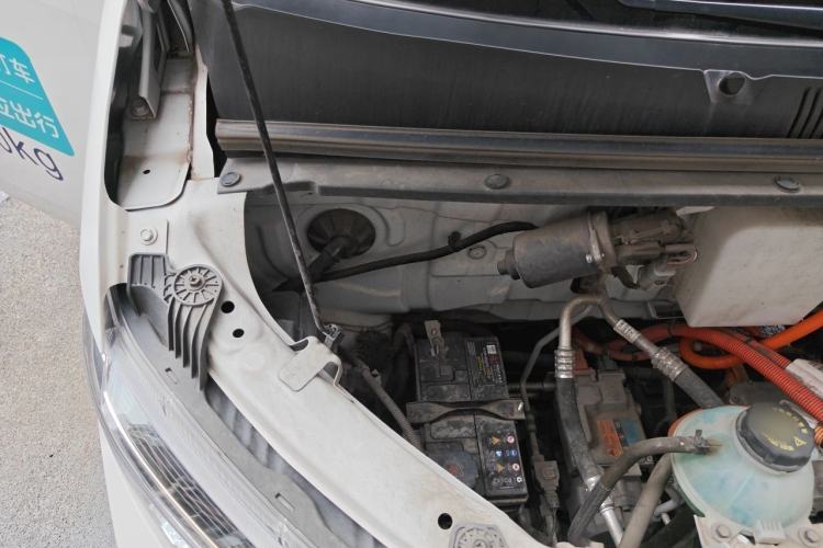 Used Wuling Yangguang 2024 300km Range Practical Window-Sealed Version 60kW Engine Bay Right