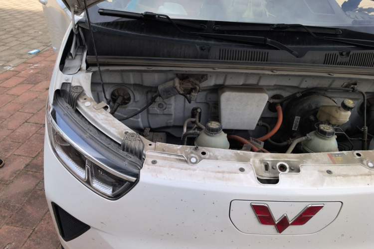 Used Wuling Yangguang 2024 300KM Comfort Version Passenger Van 75kW Engine Bay Right