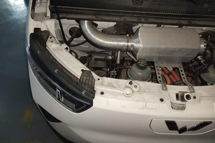 Used Wuling Yangguang 2024 300KM Comfort Version Passenger Van 75kW Engine Bay Right