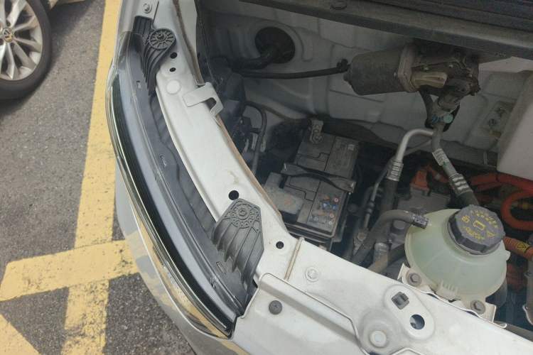 Used Wuling Yangguang 2024 300km Comfort Version with Sealed Windows 60kW Engine Bay Right