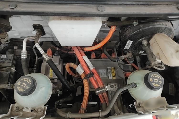 Used Wuling Yangguang 2024 300KM Comfort Version Passenger Van 75kW Engine Bay