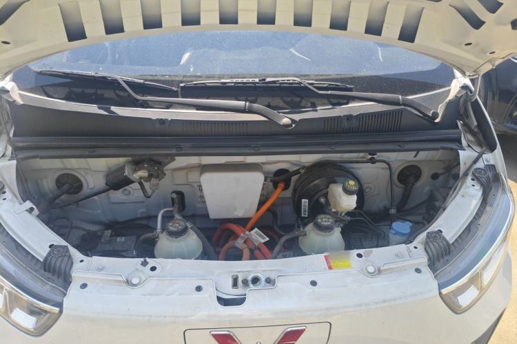 Used Wuling Yangguang 2024 300km Comfort-Grade Passenger Van 60kW Engine Bay
