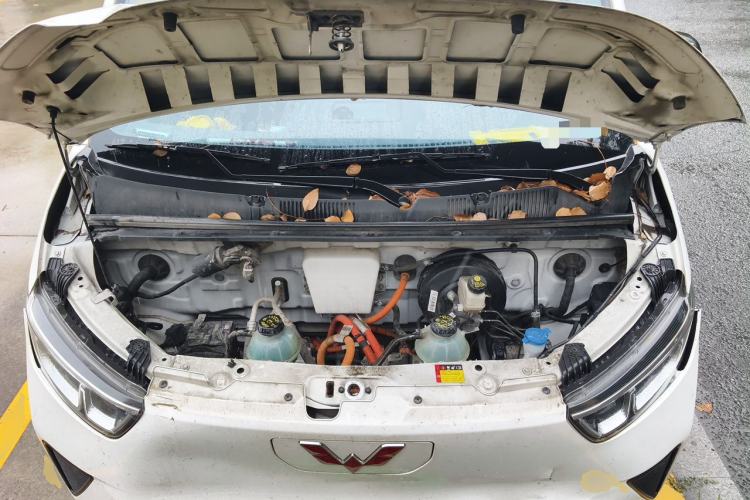 Used Wuling Yangguang 2024 300km Range Practical Window-Sealed Version 60kW Engine Bay