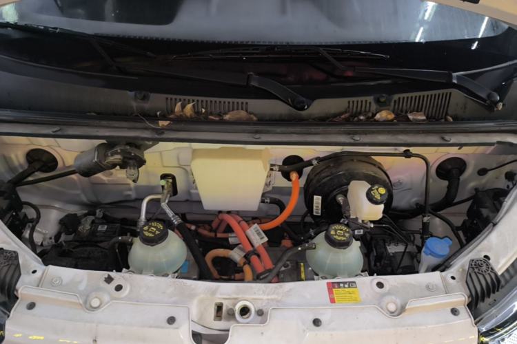 Used Wuling Yangguang 2024 300KM Comfort Version Passenger Van 75kW Engine Bay