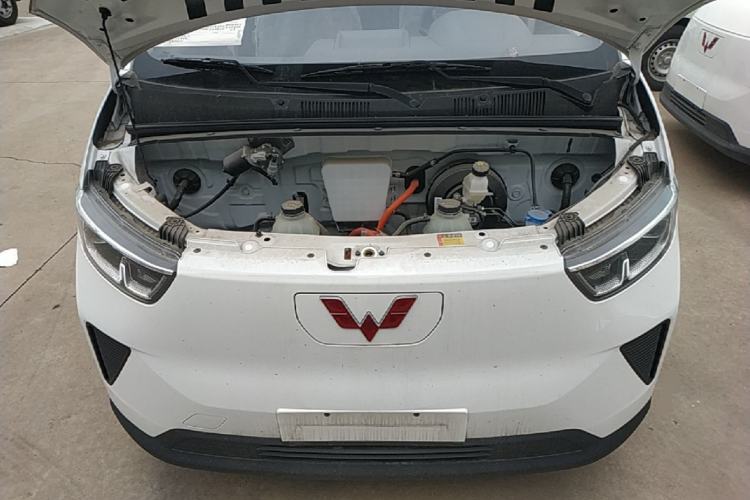 Used Wuling Yangguang 2024 300KM Comfort Version Passenger Van 75kW Engine Bay