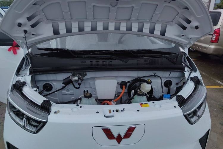 Used Wuling Yangguang 2024 300KM Comfort Version Passenger Van 75kW Engine Bay