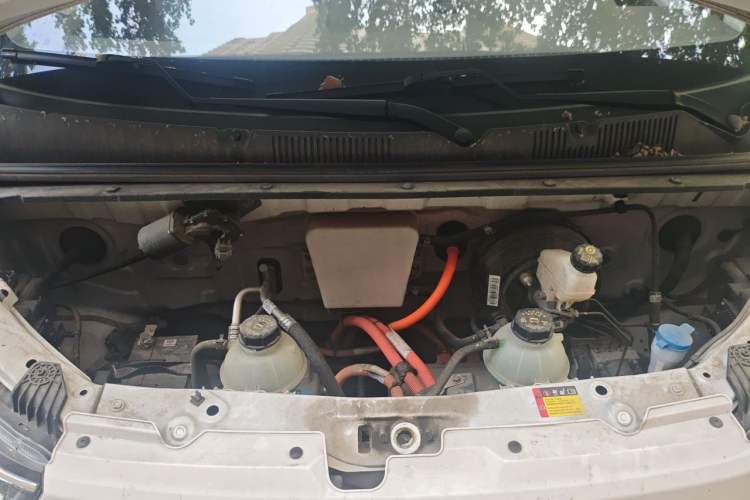 Used Wuling Yangguang 2024 300km Comfort-Grade Passenger Van 60kW Engine Bay