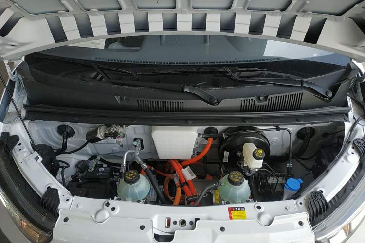 Used Wuling Yangguang 2024 300KM Comfort Version Passenger Van 75kW Engine Bay