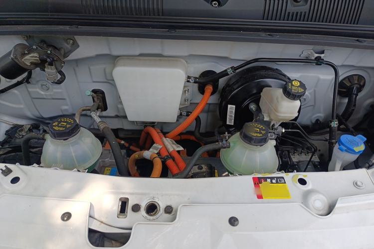 Used Wuling Yangguang 2024 300km Comfort Version with Sealed Windows 75kW Engine Bay