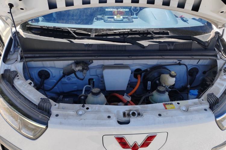 Used Wuling Yangguang 2024 300km Comfort-Grade Passenger Van 60kW Engine Bay