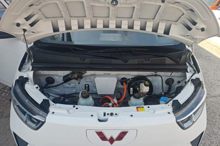 Used Wuling Yangguang 2024 300km Comfort-Grade Passenger Van 60kW Engine Bay
