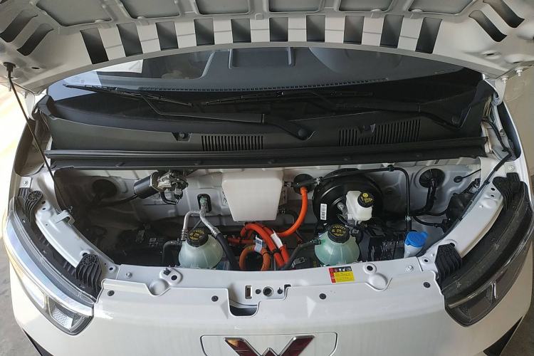 Used Wuling Yangguang 2024 300KM Comfort Version Passenger Van 75kW Engine Bay