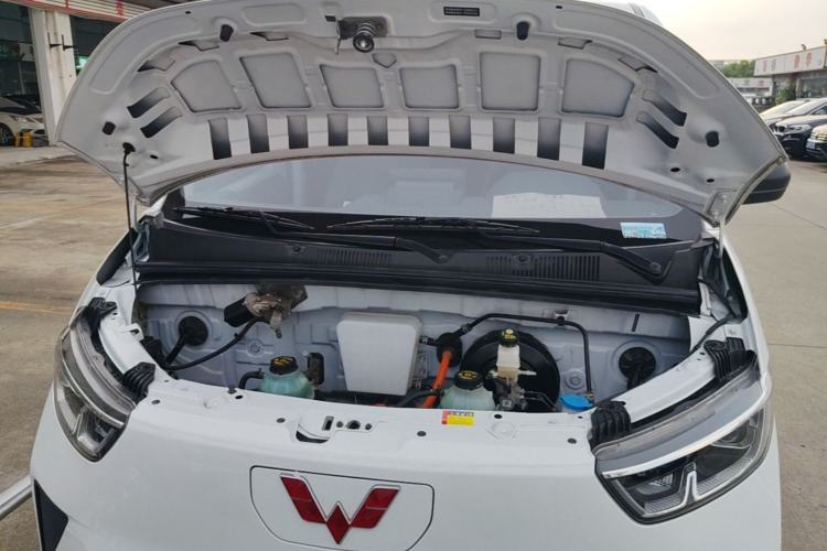 Used Wuling Yangguang 2024 300KM Comfort Version Passenger Van 75kW Engine Bay