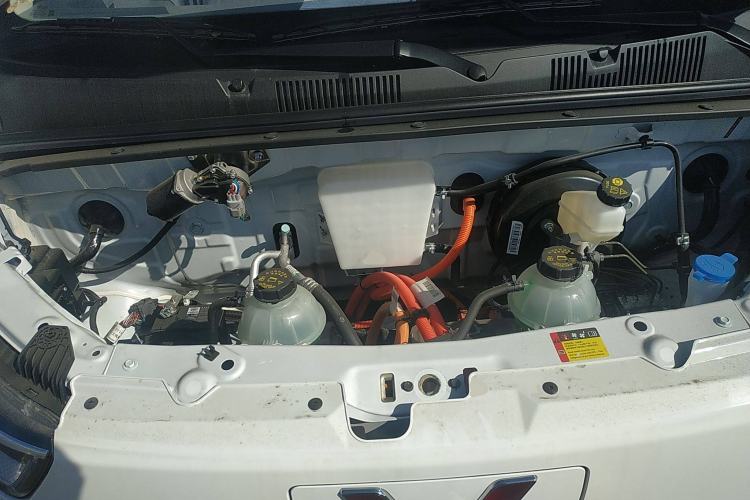 Used Wuling Yangguang 2024 300KM Comfort Version Passenger Van 75kW Engine Bay