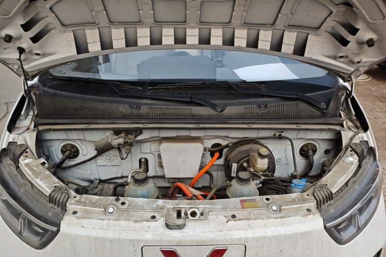 Used Wuling Yangguang 2024 300km Range Practical Window-Sealed Version 60kW Engine Bay