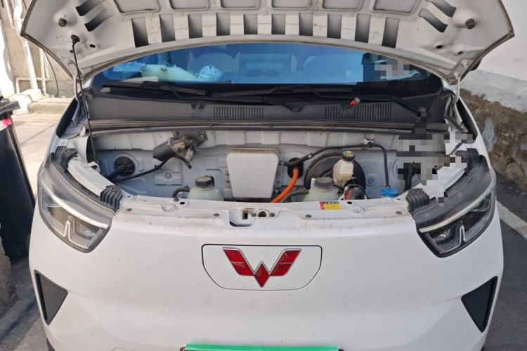Used Wuling Yangguang 2024 300km Comfort-Grade Passenger Van 60kW Engine Bay