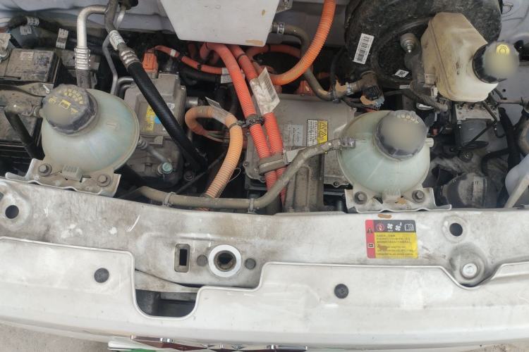 Used Wuling Yangguang 2024 300KM Comfort Version Passenger Van 75kW Engine Bay