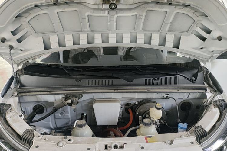 Used Wuling Yangguang 2024 300KM Comfort Version Passenger Van 75kW Engine Bay